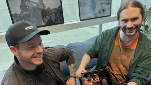 Zwei Männer mit einem aufgeschraubten Lautsprecher